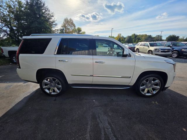Used 2017 Cadillac Escalade Luxury AWD/4WD image 4
