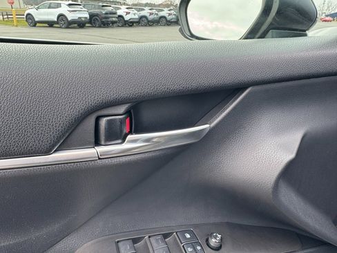 Used 2021 Toyota Camry SE image 11