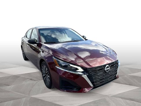 Used 2025 Nissan Altima 2.5 SV FWD image 2