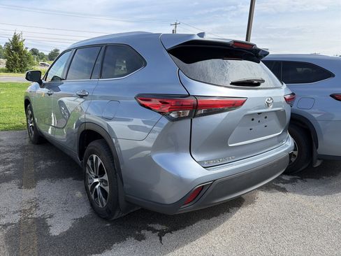 Used 2022 Toyota Highlander XLE AWD/4WD image 5