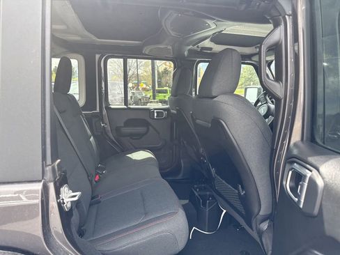 Used 2025 Jeep Wrangler Unlimited Rubicon AWD/4WD image 12