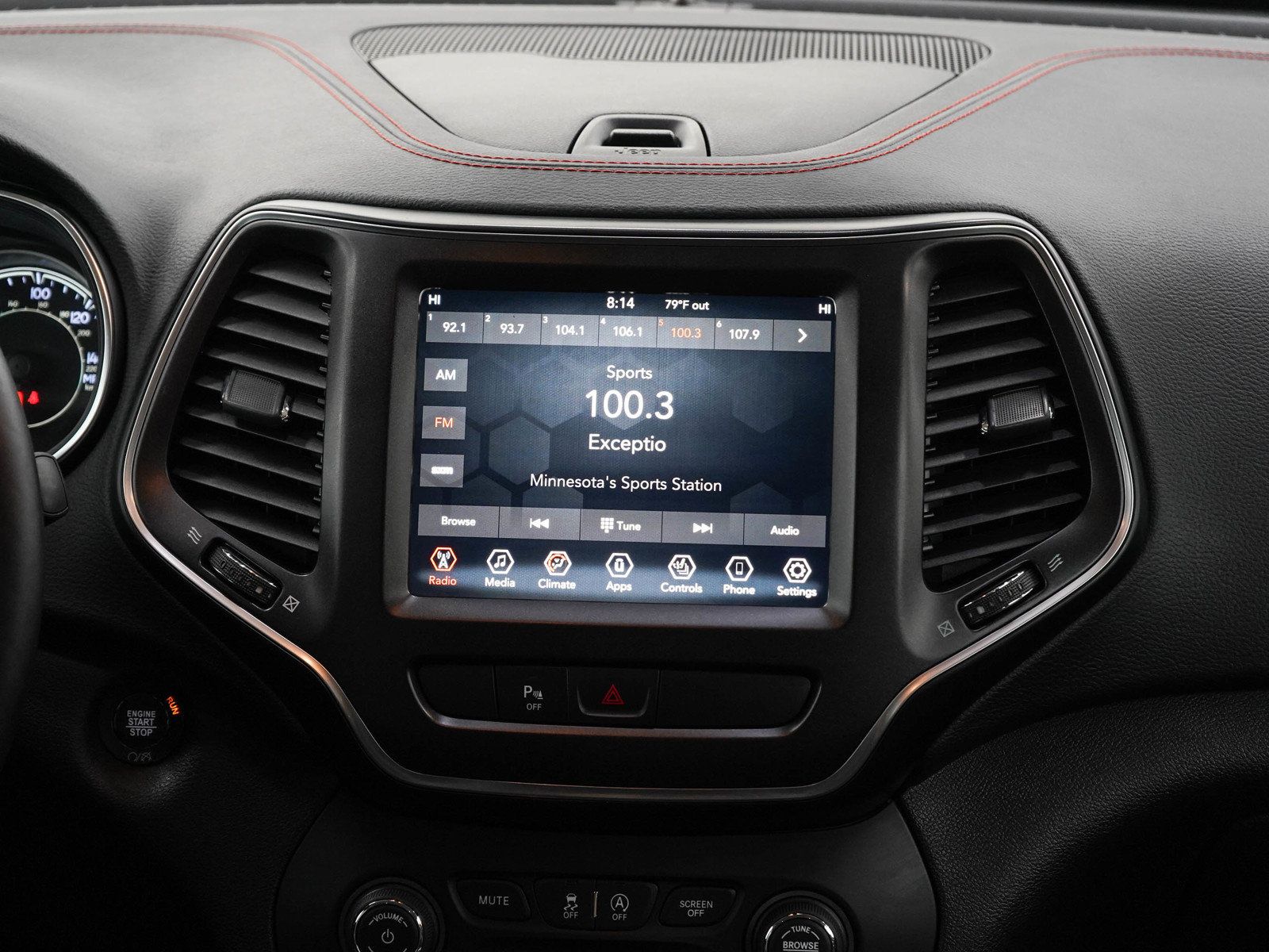 Used 2019 Jeep Cherokee Trailhawk w/ Cold Weather Group AWD/4WD image 15