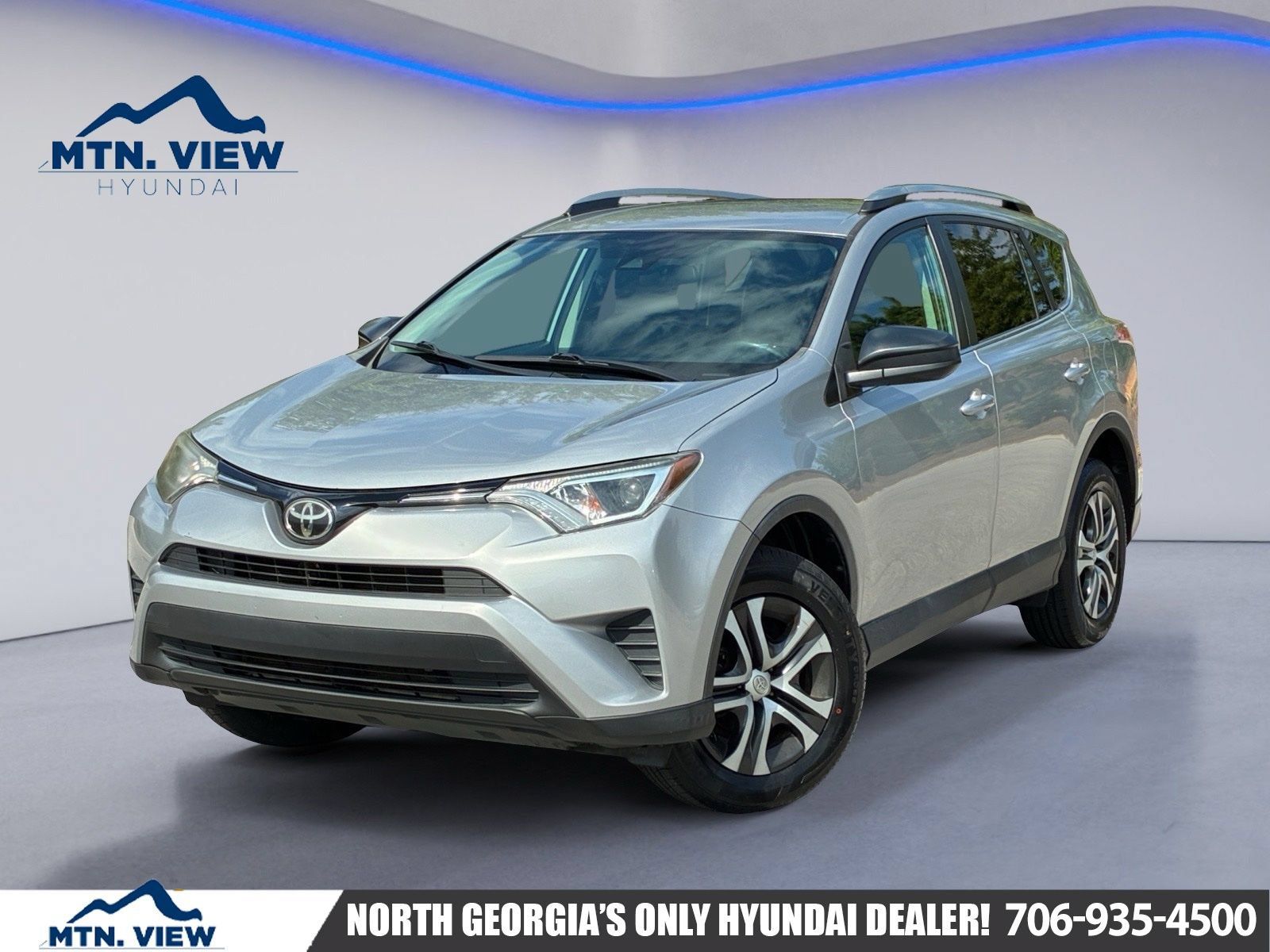 Used 2018 Toyota RAV4 LE FWD image 1