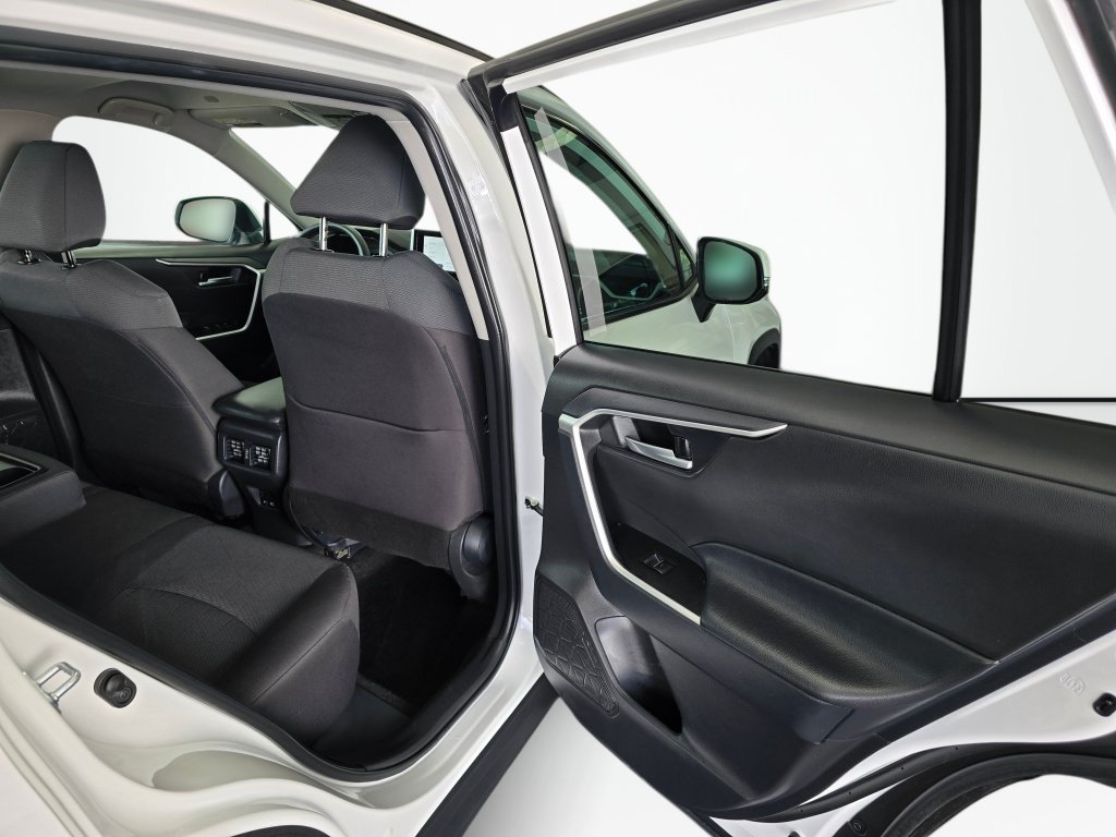 Used 2025 Toyota RAV4 XLE AWD/4WD image 38
