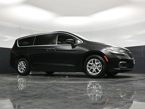 Certified 2023 Chrysler Pacifica Touring-L FWD image 57