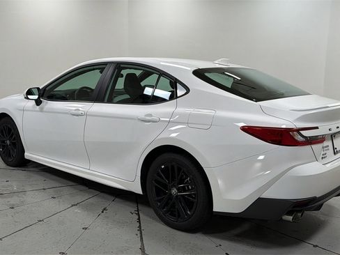 Used 2025 Toyota Camry SE image 7