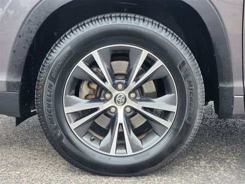 Used 2016 Toyota Highlander XLE image 9