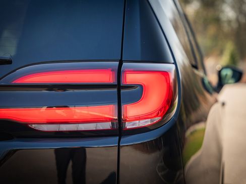 Used 2024 Chrysler Pacifica Touring-L image 18