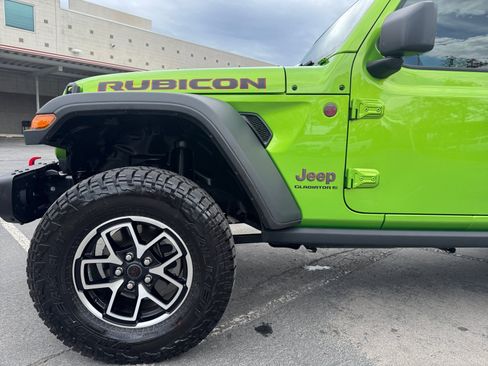 Used 2025 Jeep Gladiator Rubicon w/ Convenience Group AWD/4WD image 6