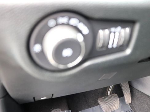 Used 2025 Chrysler Pacifica Select FWD image 45