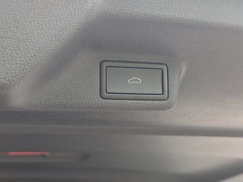 Used 2025 Volkswagen ID. Buzz Pro S RWD image 18