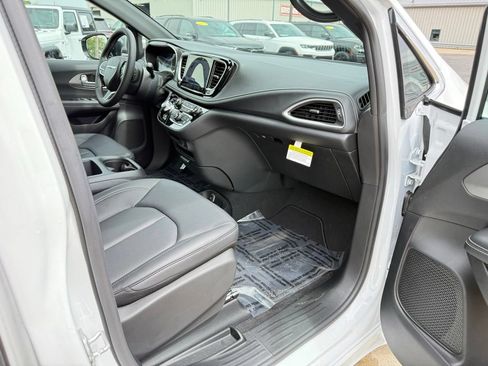 New 2026 Chrysler Pacifica Select AWD/4WD image 26