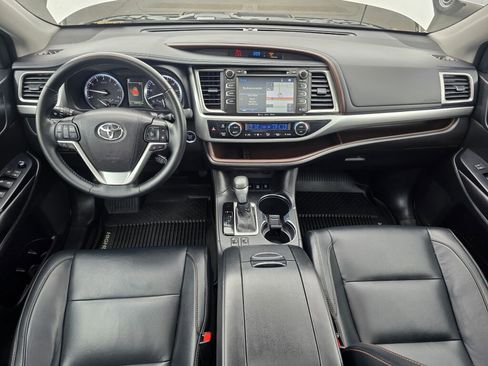 Used 2017 Toyota Highlander XLE AWD/4WD image 16
