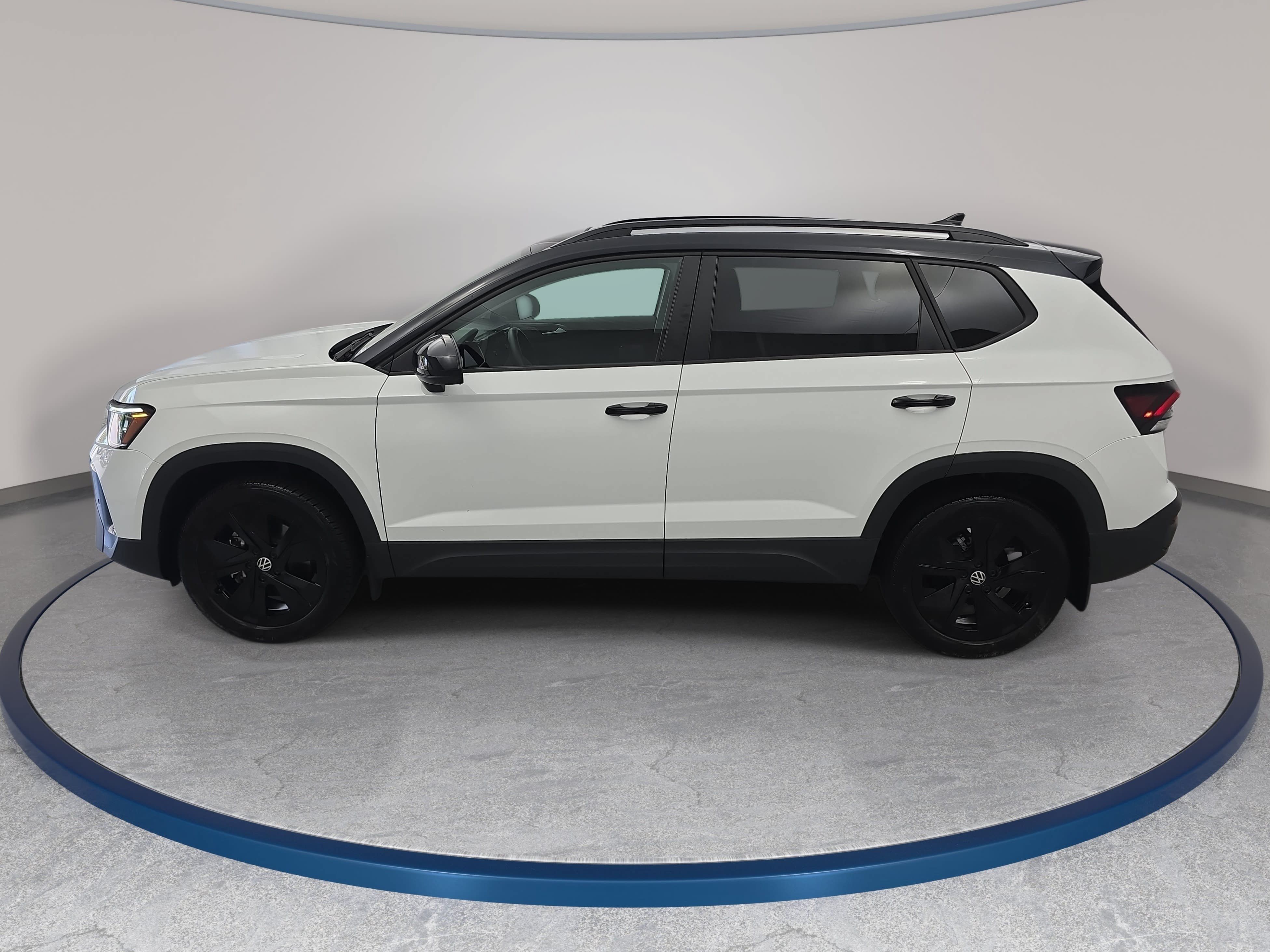 Certified 2025 Volkswagen Taos SE FWD image 8