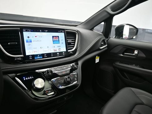 New 2026 Chrysler Pacifica Select image 17