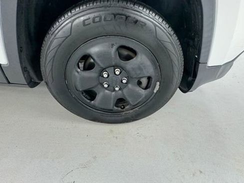 Used 2014 Jeep Cherokee Sport AWD/4WD image 9