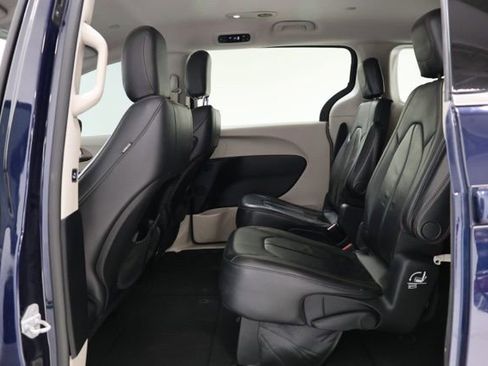 Used 2017 Chrysler Pacifica Touring-L FWD image 32