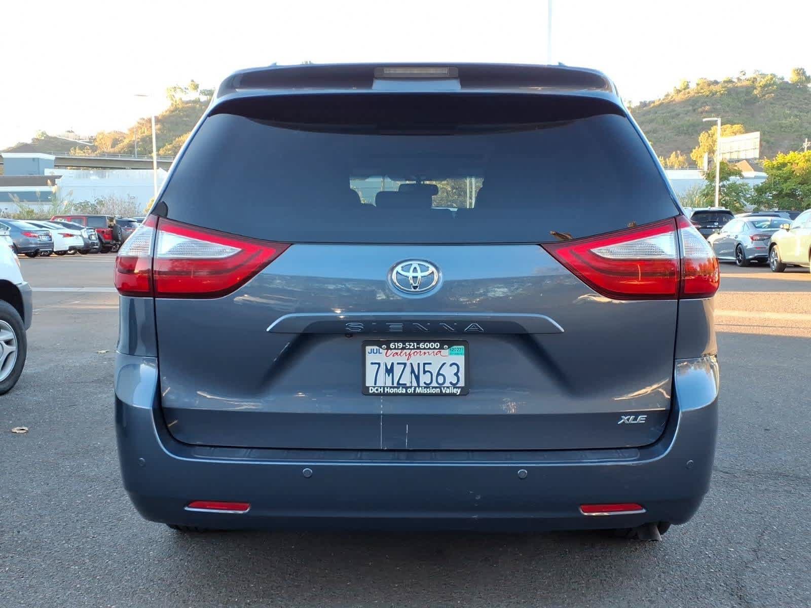 Used 2015 Toyota Sienna XLE w/ XLE Navigation Package FWD image 5