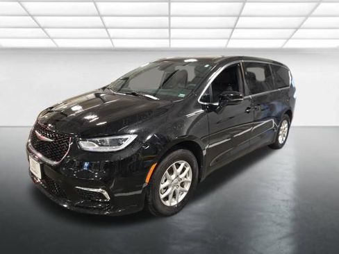Used 2025 Chrysler Pacifica Select FWD image 8
