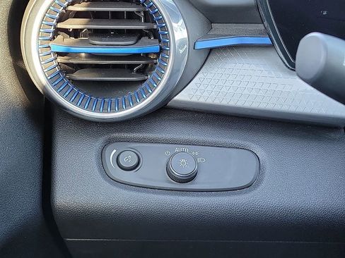 Used 2025 Chevrolet Trax LT w/ LT Convenience Package image 14