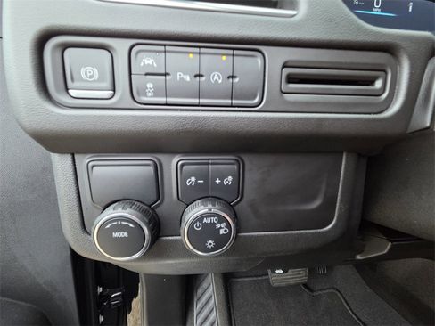 Used 2024 Chevrolet Suburban LT image 19