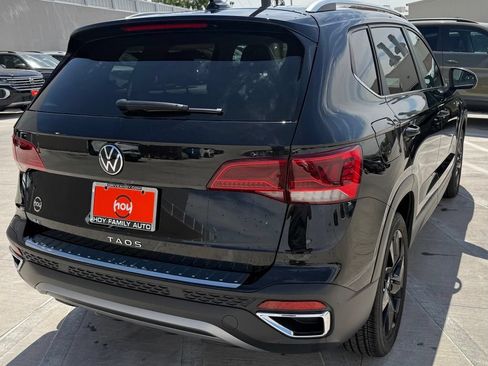 Used 2023 Volkswagen Taos SE w/ Panoramic Sunroof Package FWD image 8