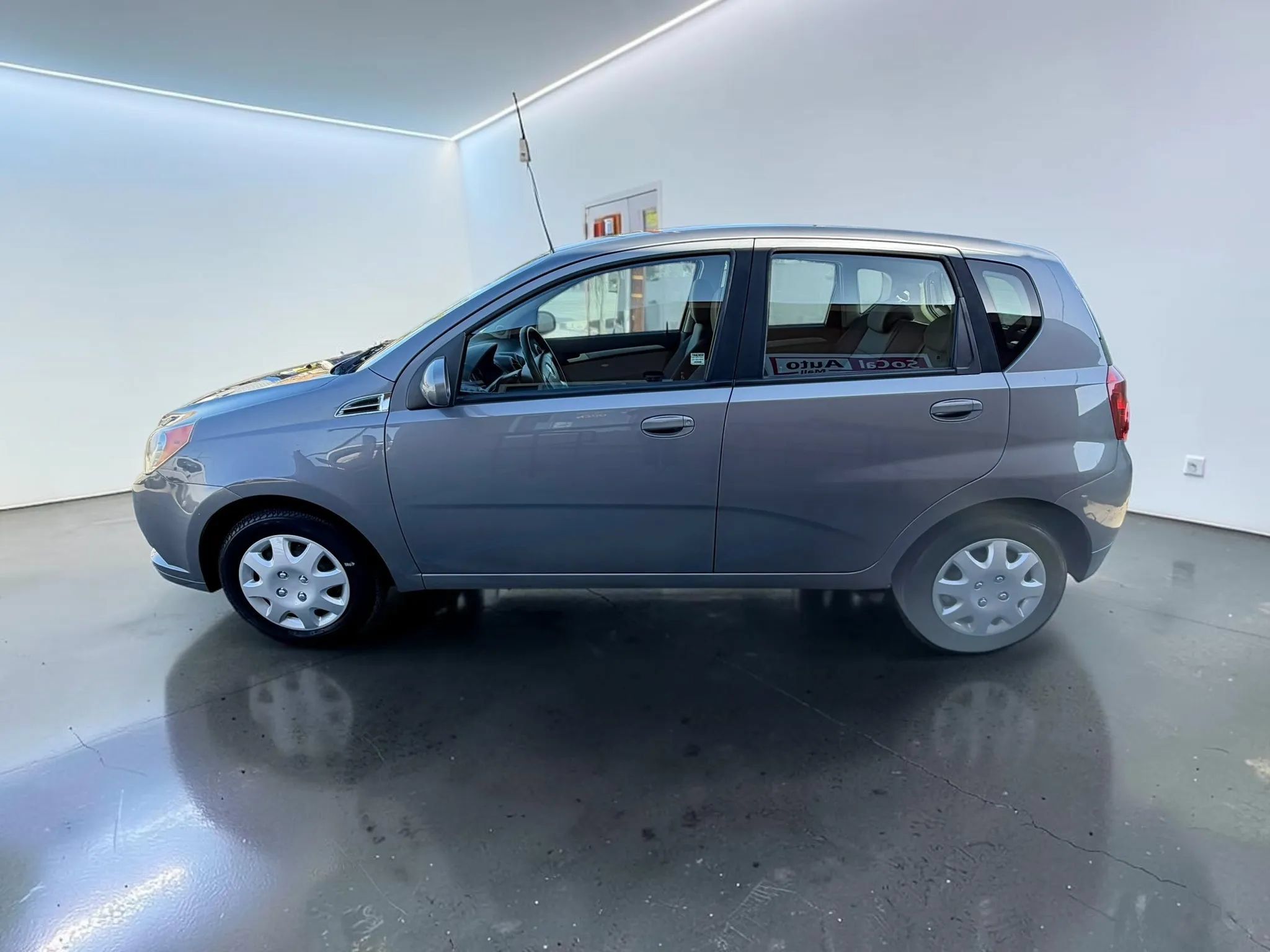 Used 2010 Chevrolet Aveo5 LT FWD image 6