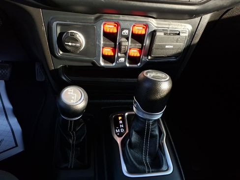 Used 2019 Jeep Wrangler Unlimited Sahara AWD/4WD image 16
