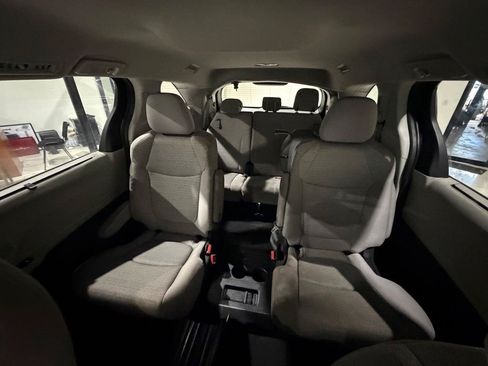 Used 2023 Toyota Sienna LE FWD image 18