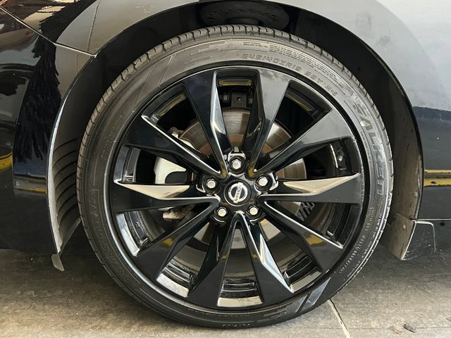 Used 2022 Nissan Maxima SR w/ Sport Mat Group FWD image 9