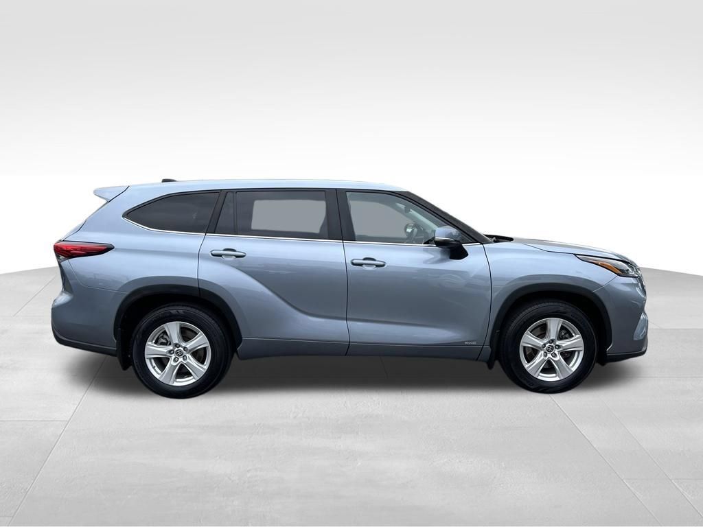 Used 2023 Toyota Highlander LE AWD/4WD image 6