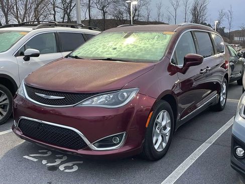 Used 2017 Chrysler Pacifica Touring-L Plus w/ Tire & Wheel Group image 2
