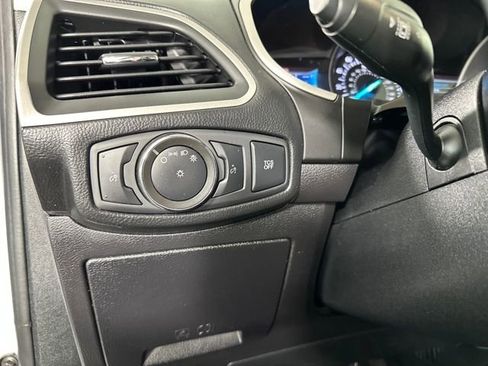 Used 2021 Ford Edge SE image 19