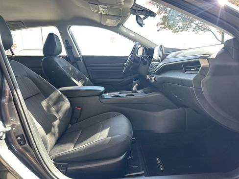 Used 2025 Nissan Altima 2.5 SV FWD image 14