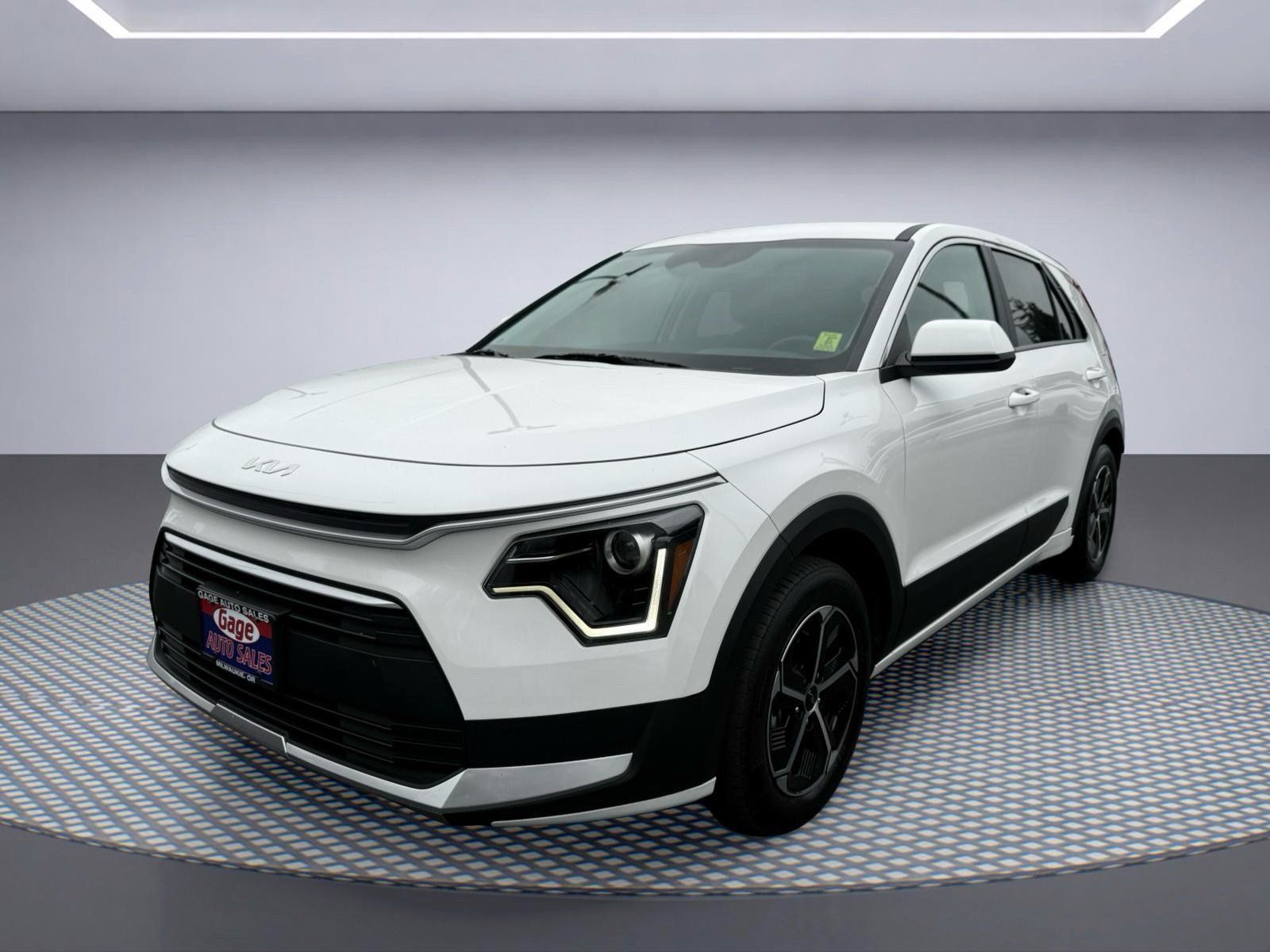 Used 2025 Kia Niro LX FWD image 2