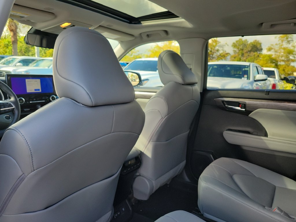 Used 2024 Toyota Highlander Limited FWD image 25
