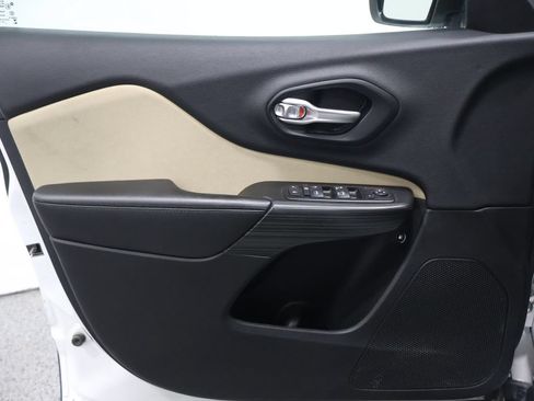 Used 2015 Jeep Cherokee Latitude FWD image 12