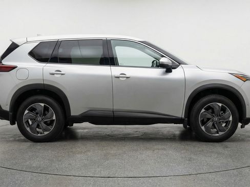 Used 2025 Nissan Rogue SV image 9