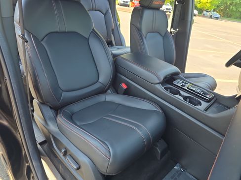 Used 2025 Honda Pilot TrailSport image 10