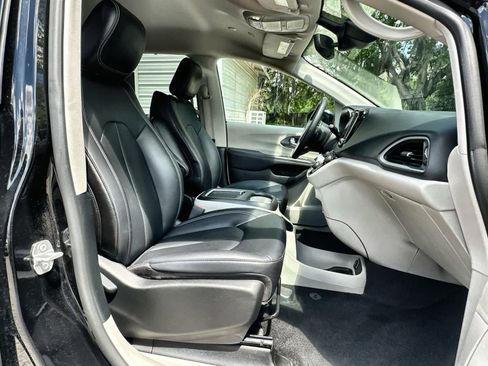 Used 2024 Chrysler Pacifica Touring-L FWD image 9