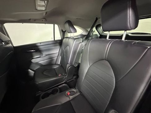 Used 2023 Toyota Highlander XLE AWD/4WD image 18