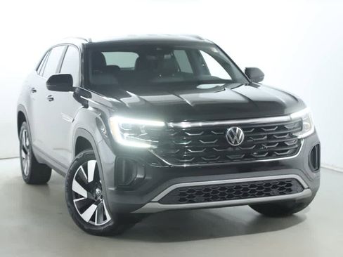 Used 2024 Volkswagen Atlas Cross Sport SE image 2