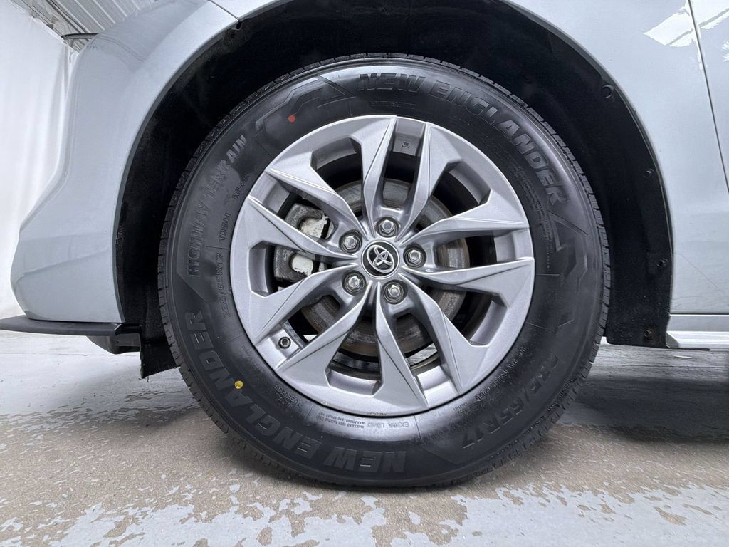 Certified 2024 Toyota Sienna XLE w/ XLE Plus Package AWD/4WD image 15