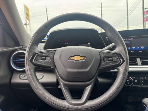 Used 2025 Chevrolet Trax LT FWD image 26