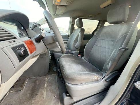 Used 2009 Chrysler Town & Country LX image 16