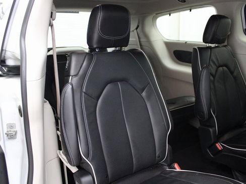 Used 2022 Chrysler Pacifica Limited image 27