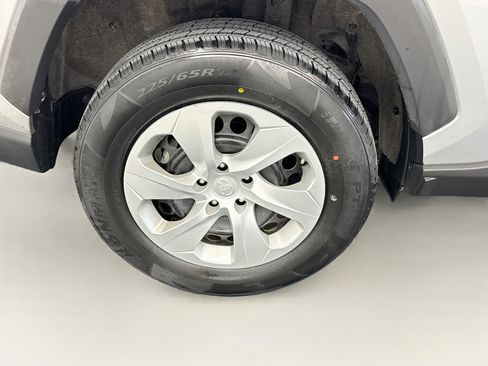Used 2022 Toyota RAV4 LE FWD image 11