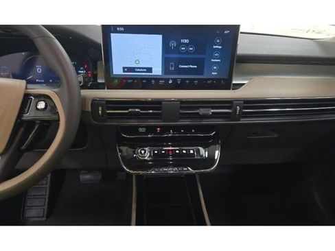 Used 2024 Lincoln Corsair AWD w/ Towing Package image 10