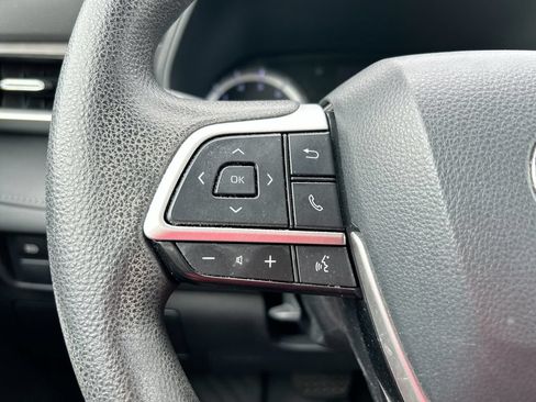 Used 2022 Toyota Highlander L FWD image 7