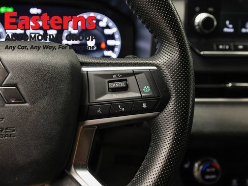 Used 2023 Mitsubishi Outlander SE AWD/4WD image 16